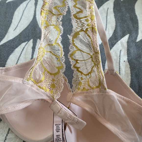 Victoria’s Secret 32D bra - Picture 3 of 3